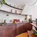 Albert's Castle Apt- Happy Apartment