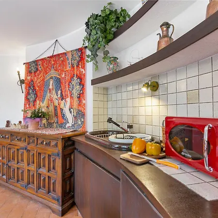 Albert's Castle Apt- Happy *